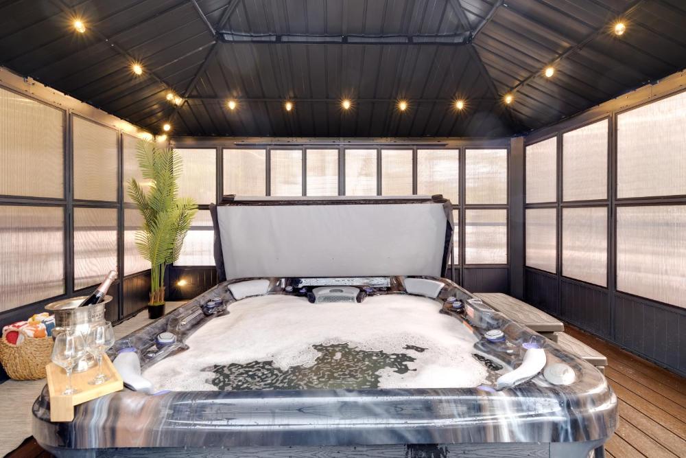Hot Tub and Deck Gorgeous Retreat in Pocono Summit!